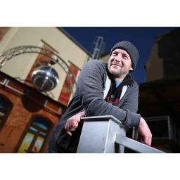 04.03.2013, Produzent und DJ Thomas Bröse vor der Croovestation auf der Katharinenstraße 
