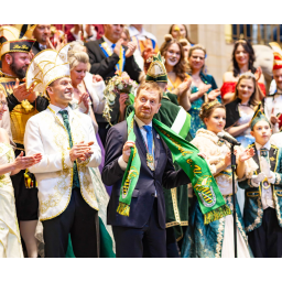 30.01.2026, der S&auml;chsische Ministerpr&auml;sident Michael Kretschmer begr&uuml;&szlig;t gut gelaunt Vertreterinnen und Vertreter des Verbandes S&auml;chsischer Carneval e.V. in der S&auml;chsischen Staatskanzlei

